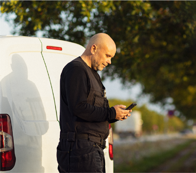 mand ved transport med mobil