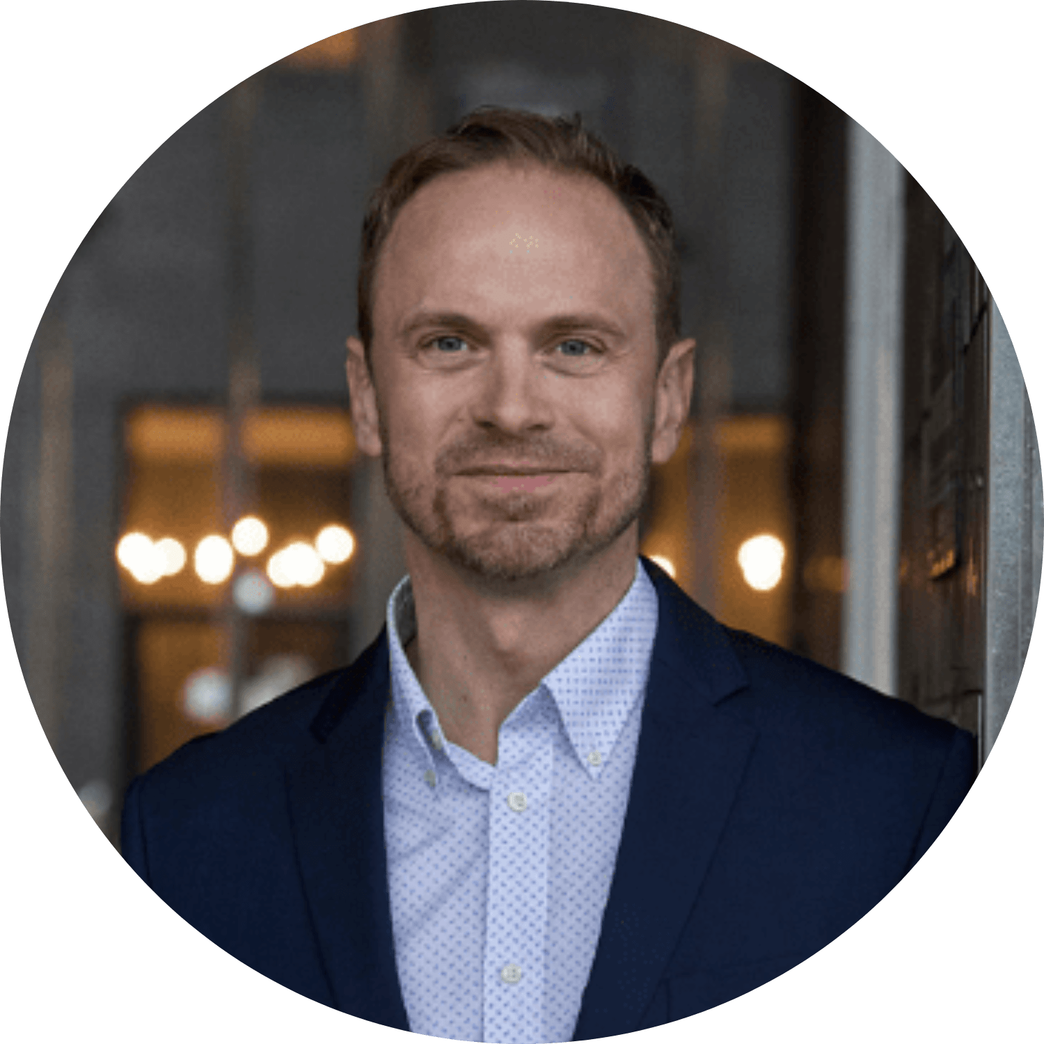 en mand smiler til kameraet