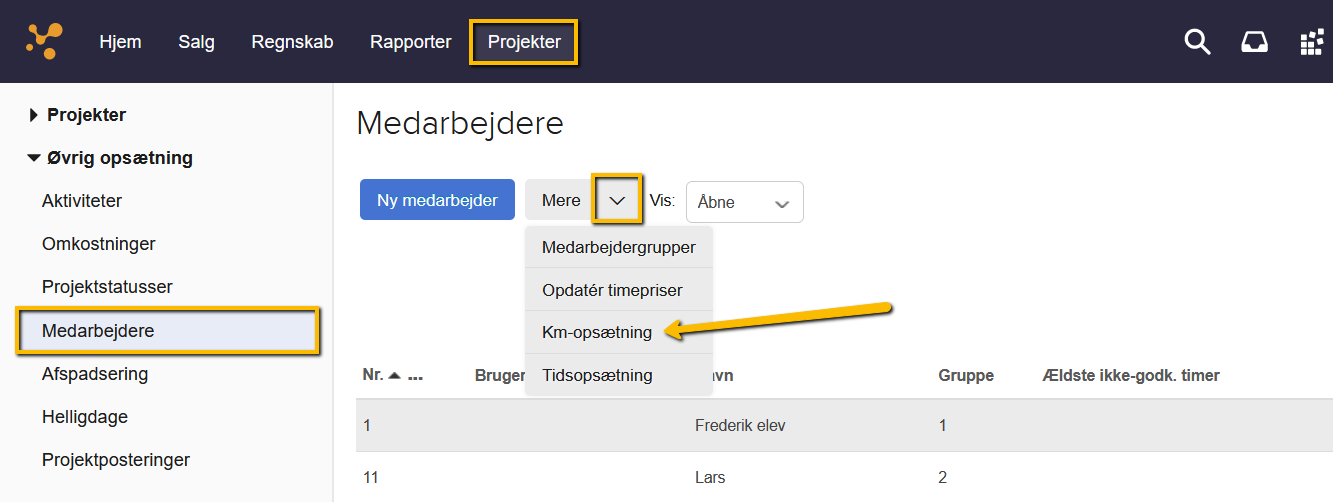 Viser menupunktet "Km-opsætning" under knappen "Mere" i medarbejderoversigten i projektmodulet – bruges til at åbne indstillingerne for bogføring af kørsel.