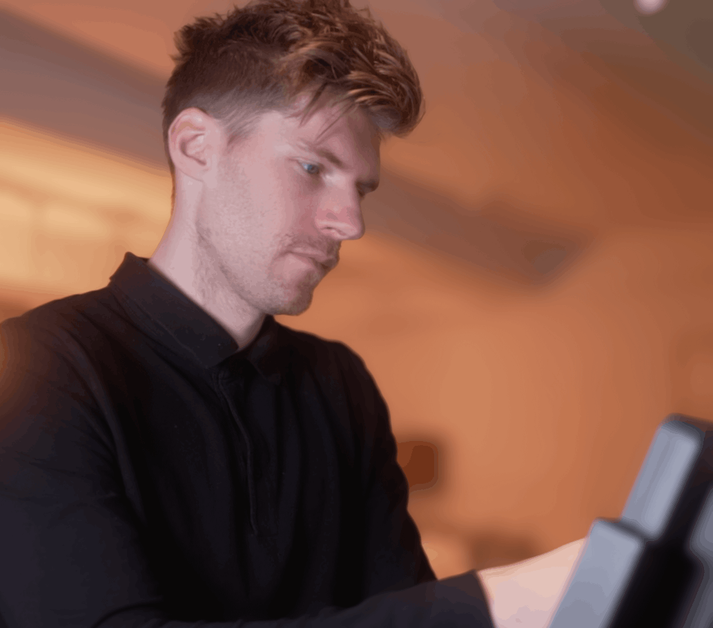 En mand står og kigger ned på en terminal i en restaurant