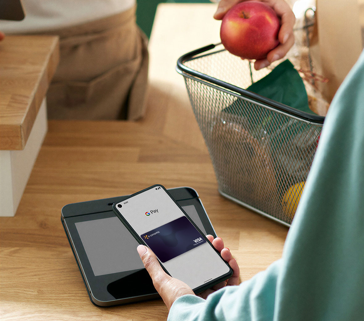 Et billede af en person, der betaler med en smartphone