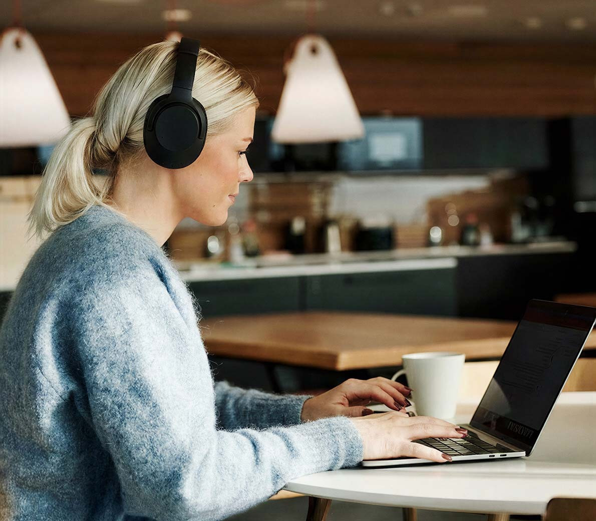 kvinde med computer