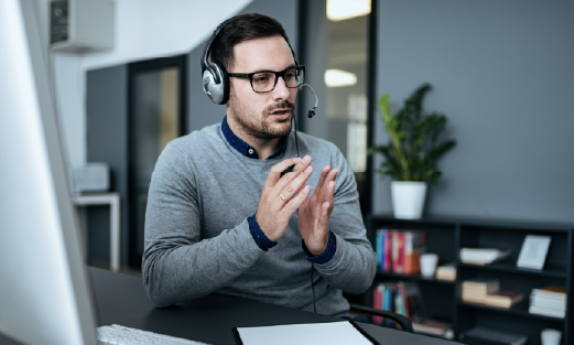 Supporter taler i headset
