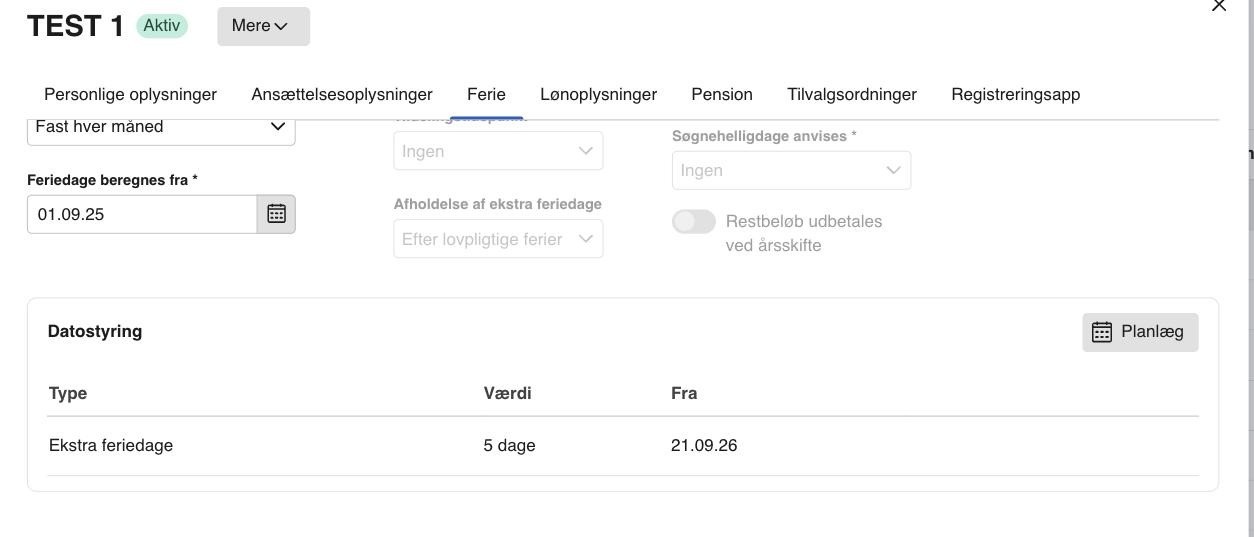 Viser afsnittet Datostyring nederst på fanen Ferie – bruges til at planlægge og se fremtidige ændringer.