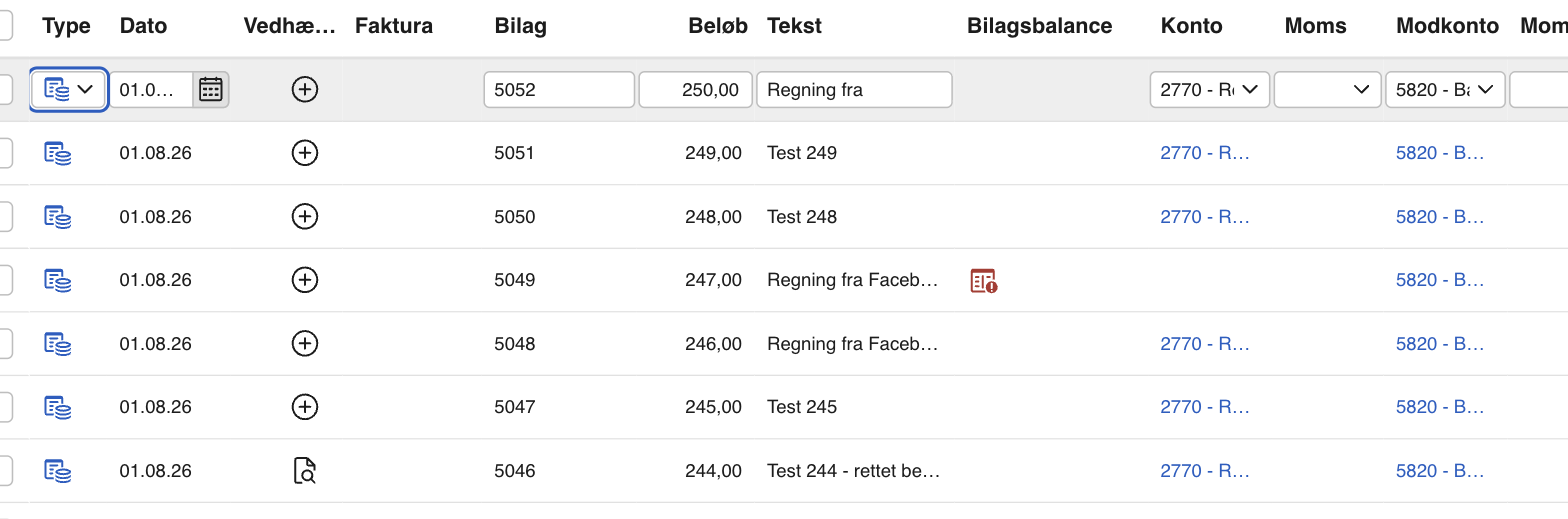 Viser kolonnen Vedhæftning i kassekladden, hvor posteringen med bilagsnummer 5046 har ikonet Vis bilag og de øvrige har plus-ikonet Tilføj bilag – bruges til at se hvilke posteringer der allerede har et bilag.