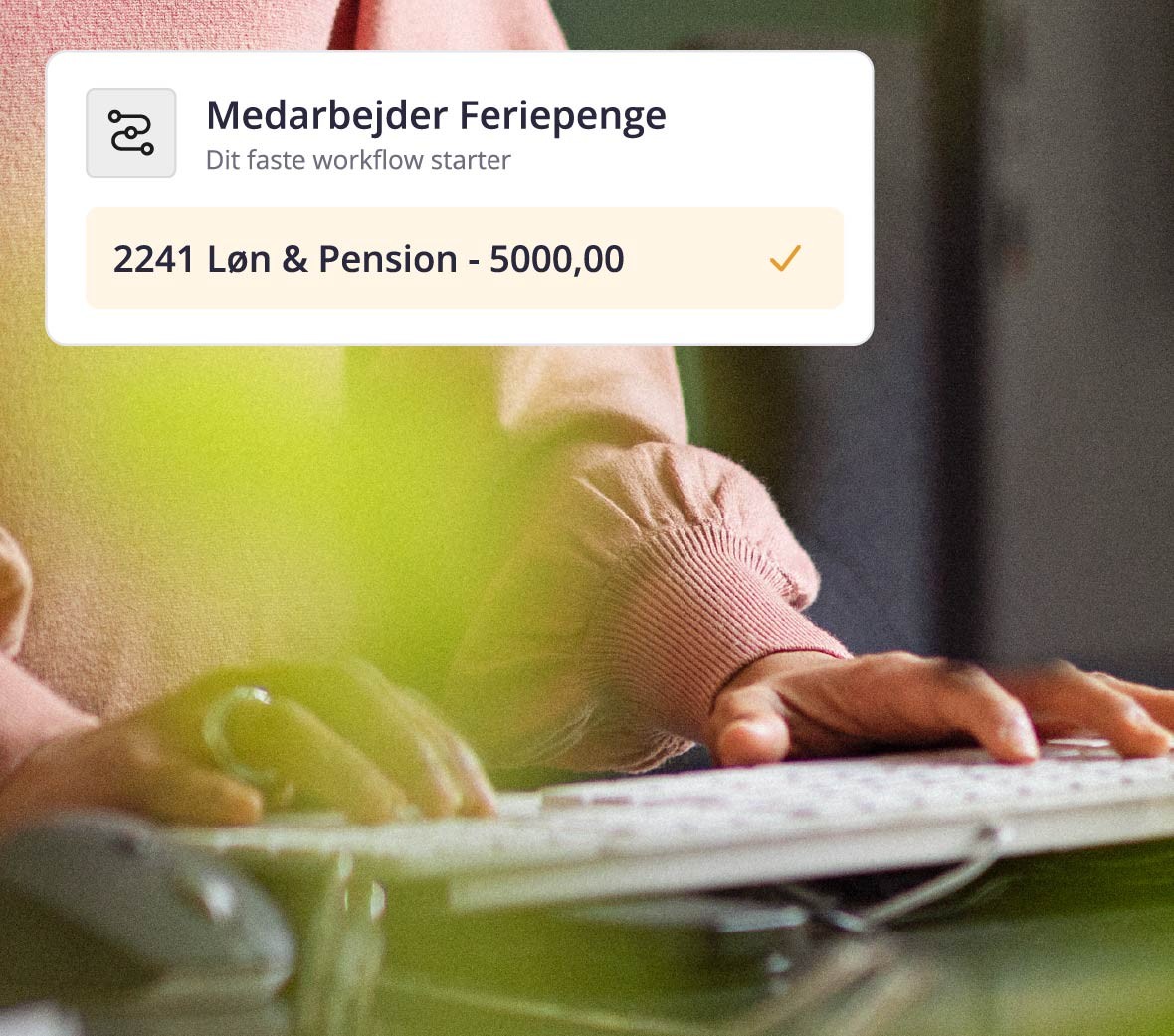 Et billede af en person, der taster på et tastatur og en boks med tekst, der har med bogføring at gøre