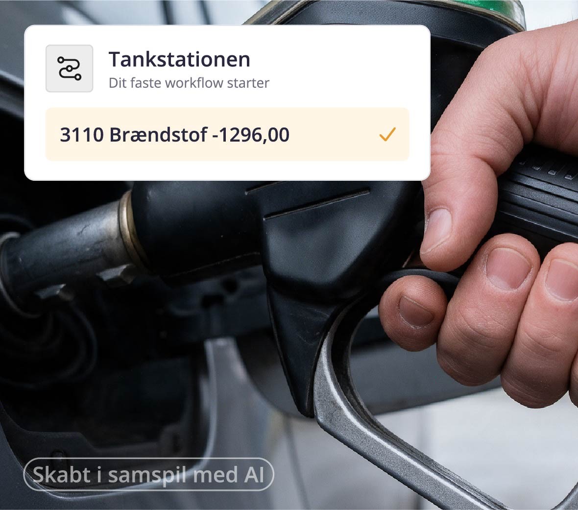 Et billede af en hånd, der tanker en bil med en tekst, der er relateret regnskab og bogføring
