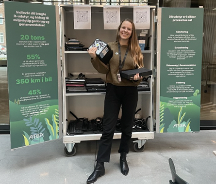 En person står foran en messekommode og viser et produkt