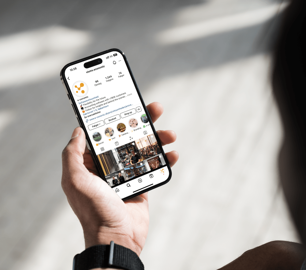 e-conomic Instagram på en mobiltelefon