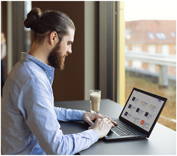 Mand sidder ved computer og arbejder