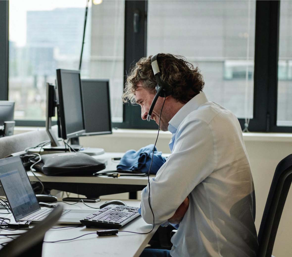 mand med høretelefoner modtager feedback
