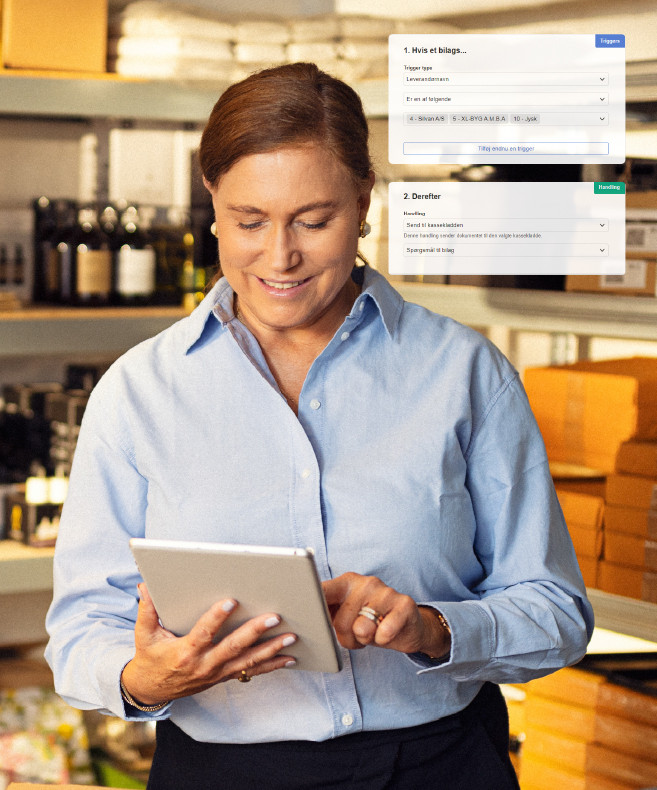Dame der står med ipad og laver workflow til sit bilag
