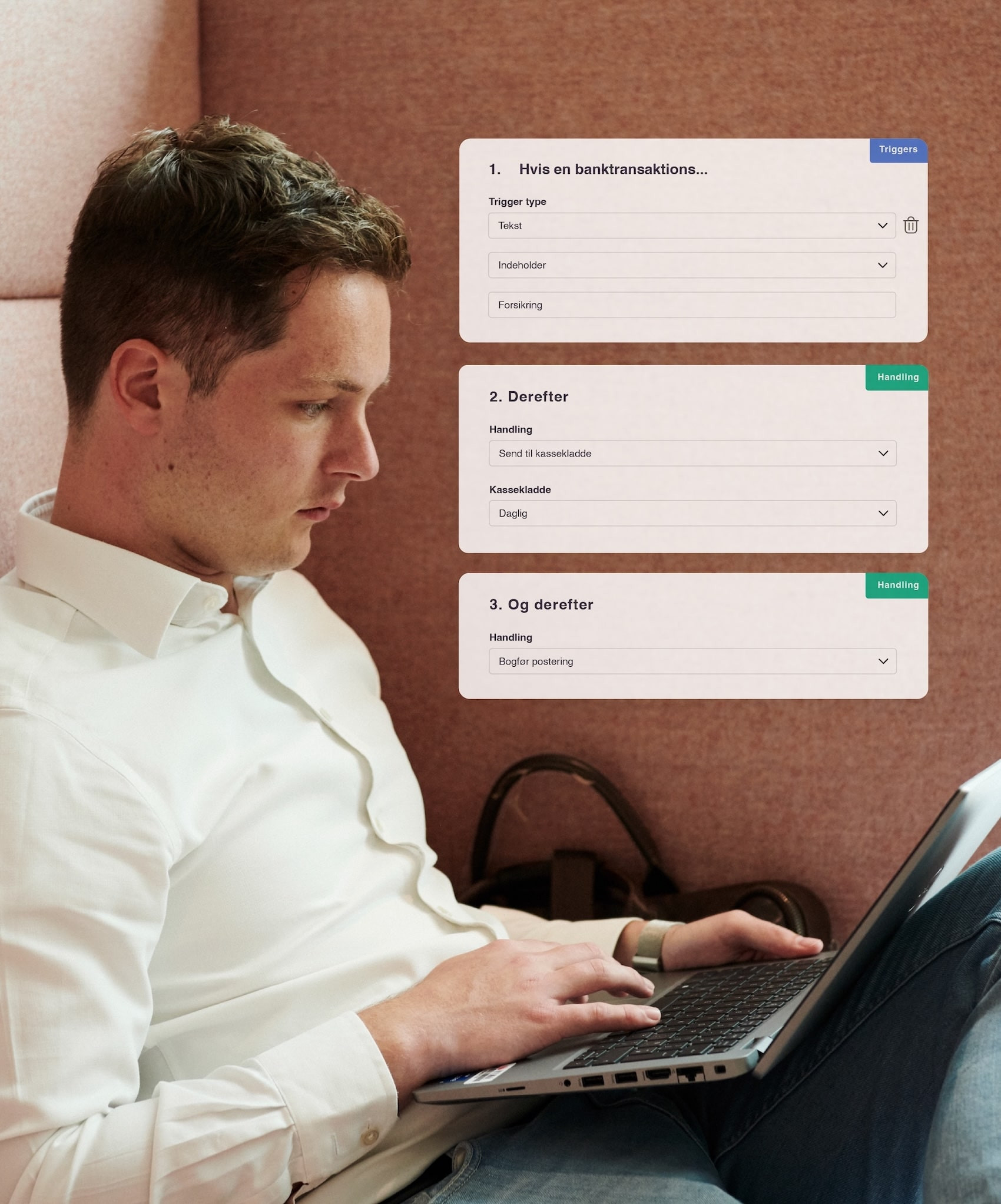 Mand sidder og skriver på sin bærbar med workflows i e-conomic åbent