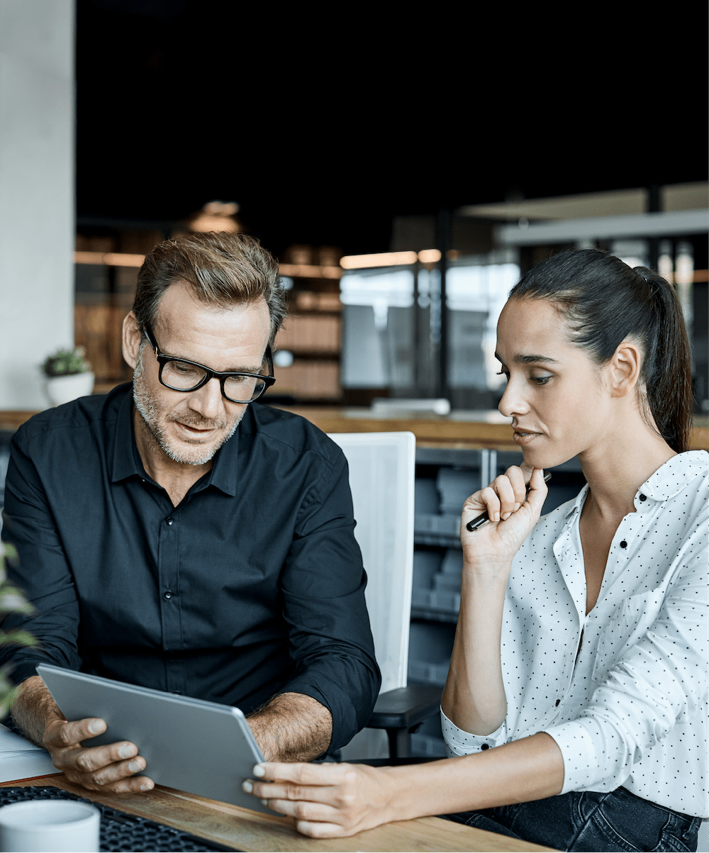 Mand og kvinde kigger på tablet