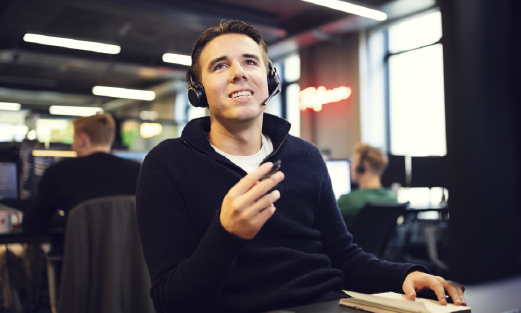 Ung mand med headset