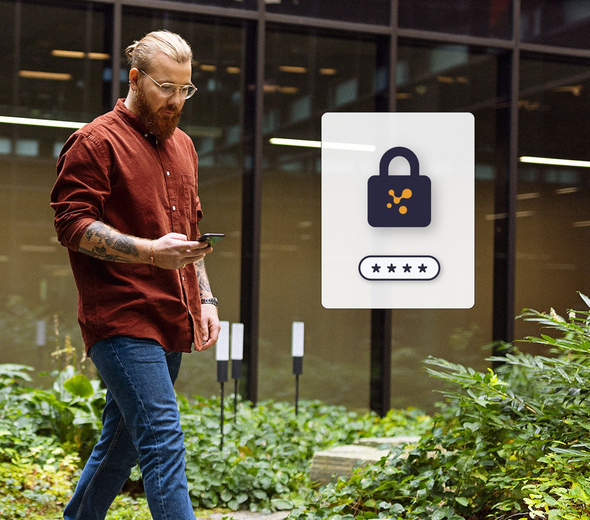 En mand går igennem en have med sin telefon i hånden