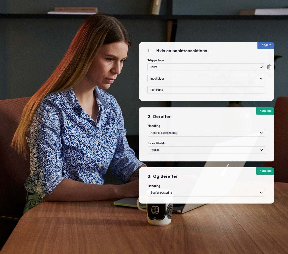 En kvinde kigger ind i en computerskærm
