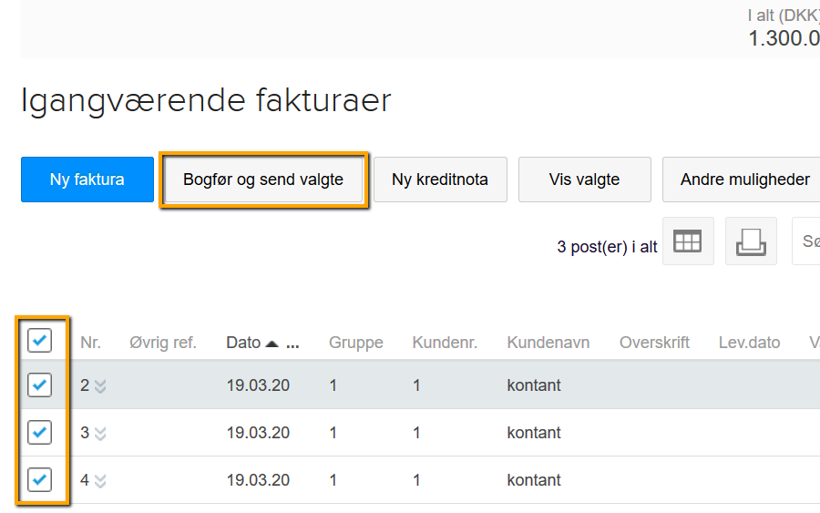 Viser afkrydsningsfelter og knappen 'Bogfør og send valgte' i fakturaoversigten under Salg – bruges til at bogføre og sende flere fakturaer samlet