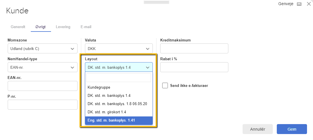Viser valg af et engelsk layout i dropdown-menuen 'Layout' i kundekortets fane 'Øvrigt' – bruges til at vælge en standard fakturaskabelon til en kunde.