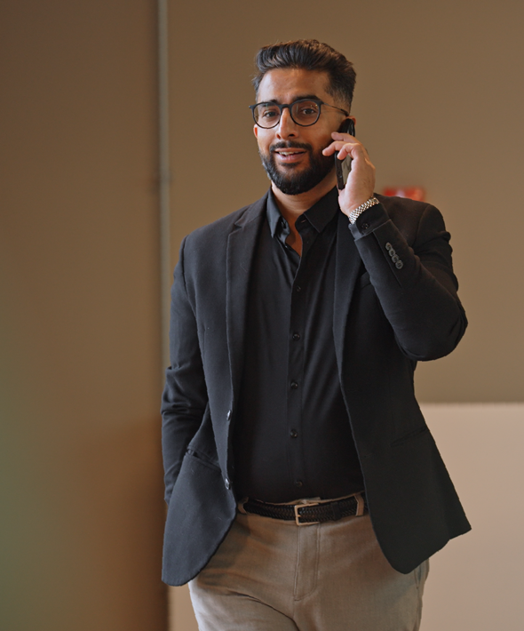 En mand står og snakker i telefon