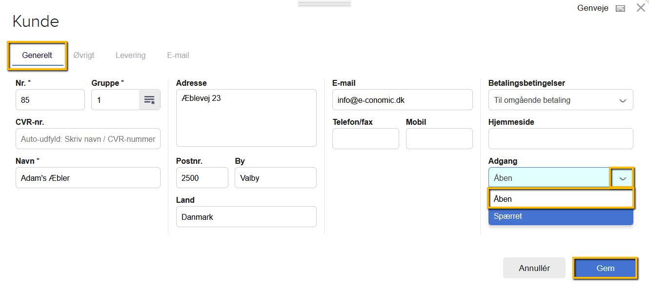 Viser dropdown-menuen 'Adgang' i kundekortet – bruges til at ændre en kundes status fra spærret til åben.