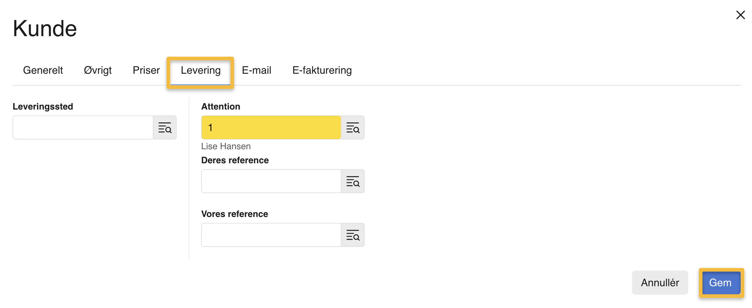 Viser feltet 'Attention' under fanen 'Levering' i kundens stamdata – bruges til at tilføje en kontaktperson på kundens faktura.
