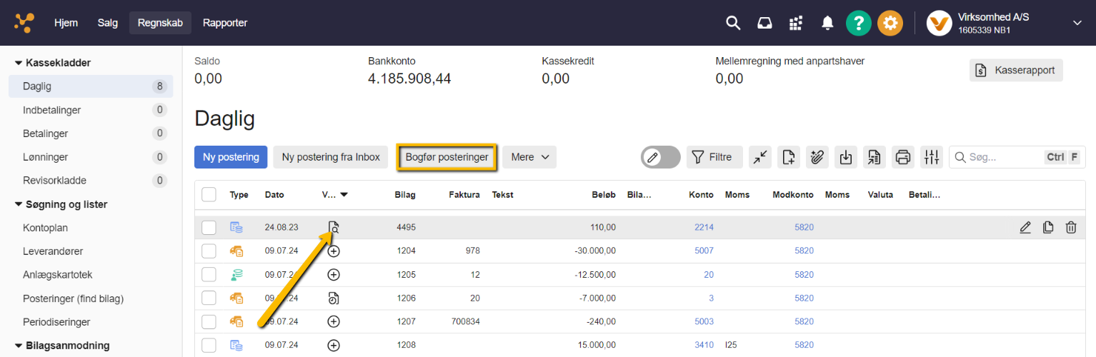 Viser ikonet for et vedhæftet bilag og knappen 'Bogfør posteringer' i kassekladden – bruges til at bogføre en postering med et godkendt bilag.