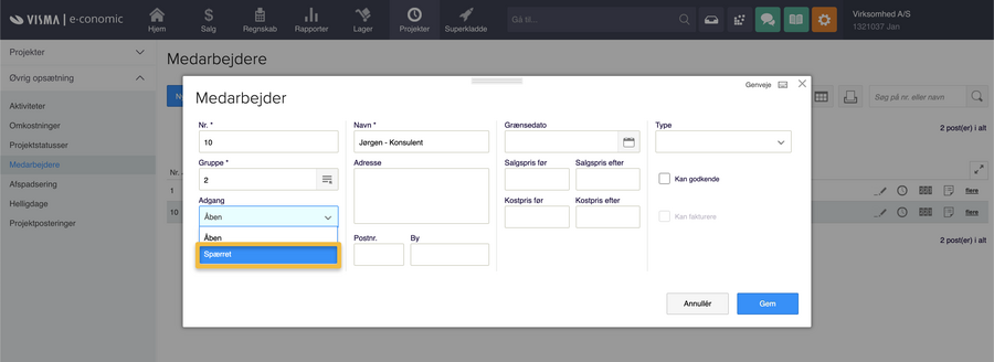 Viser valgmuligheden 'Spærret' i dropdown-menuen 'Adgang' i medarbejderopsætningen under fanen Projekter – bruges til at spærre en medarbejders adgang.