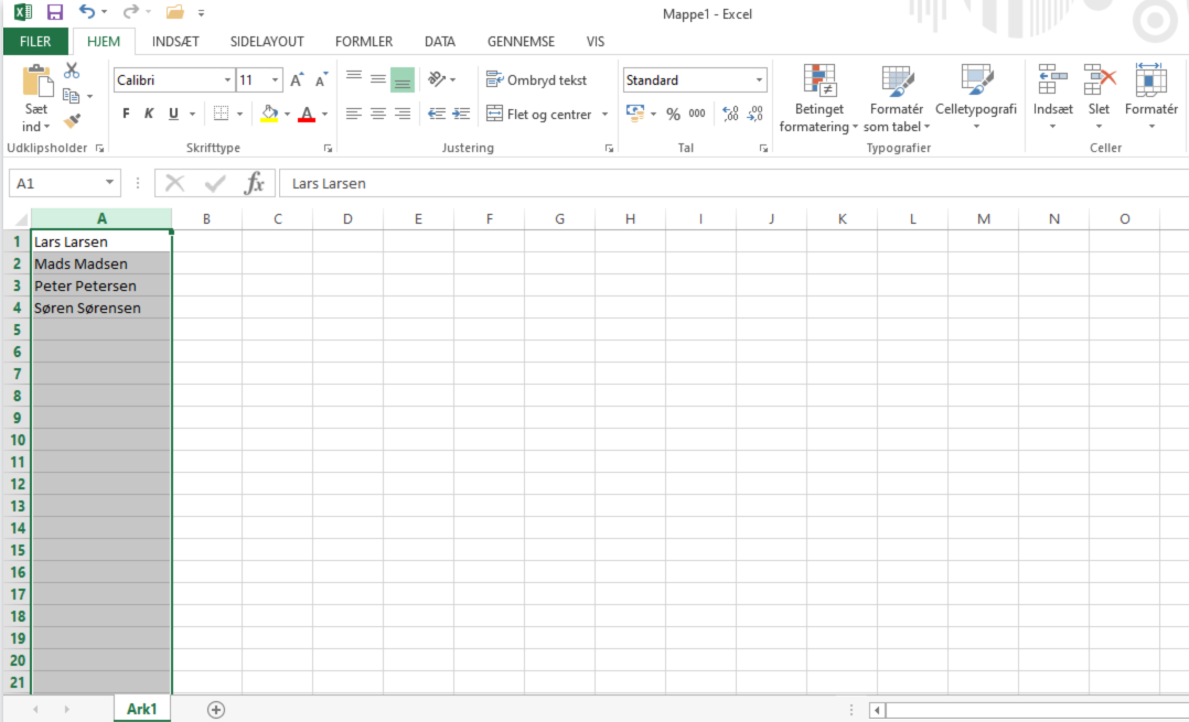 Viser markering af kolonne A med navne i et Excel-regneark – bruges til at klargøre data til opdeling i flere kolonner.