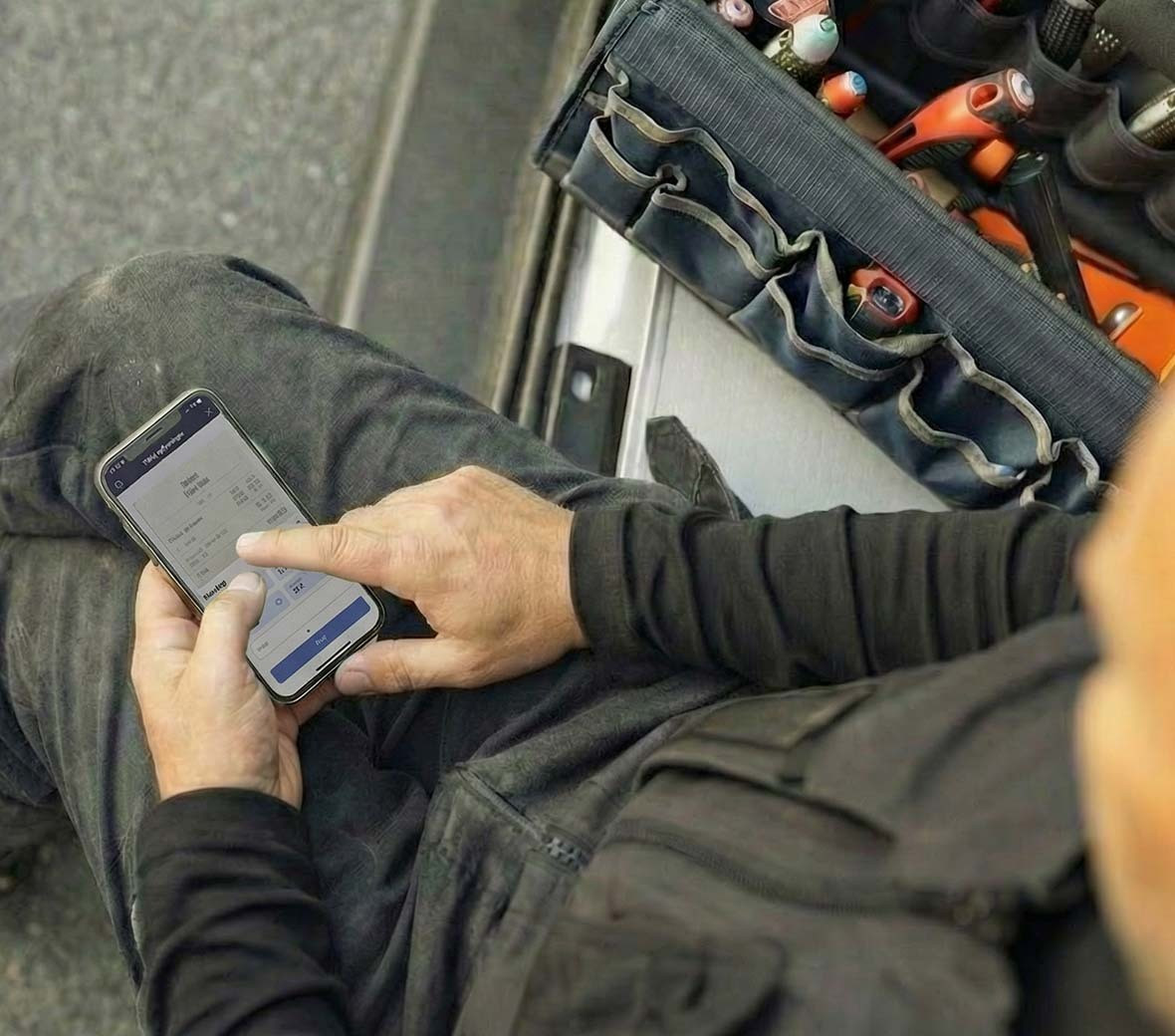 håndværker med mobil