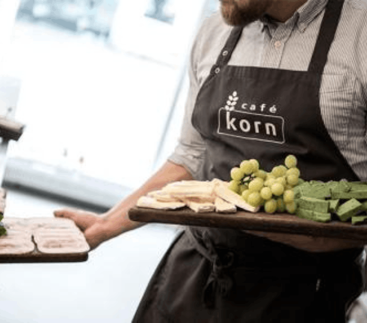 En tjener bærer på tapasbræt