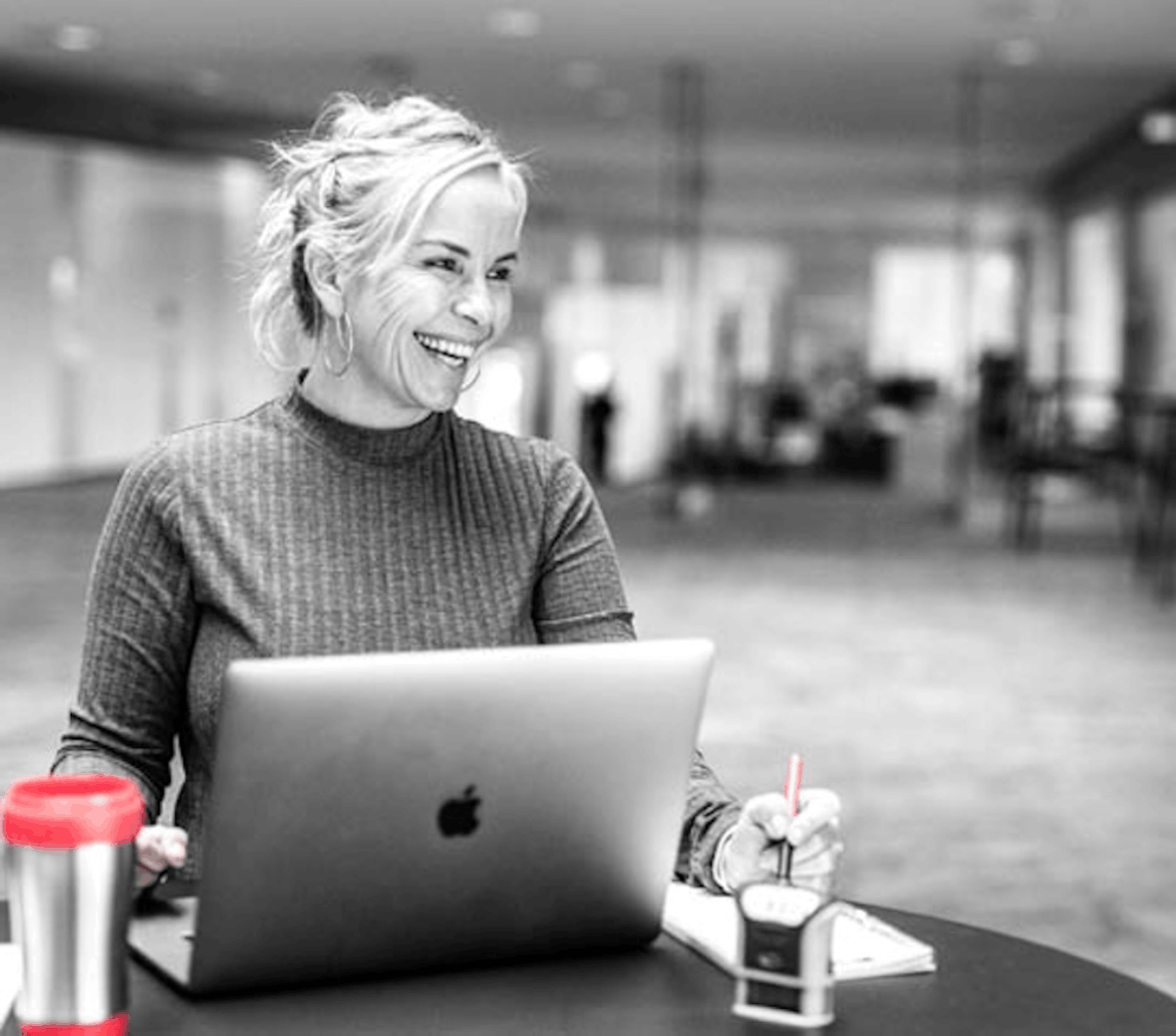 Et portrætbillede af en kvinde ved en computer