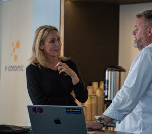 to mennesker, der taler