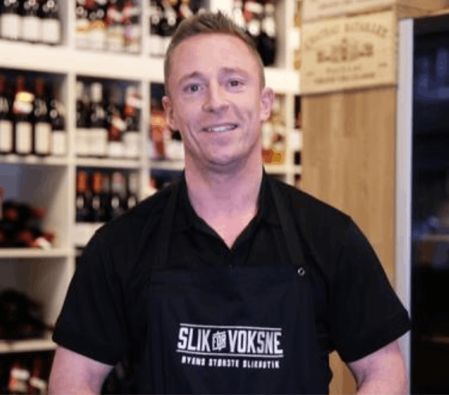 Et portrætbillede af en mand i en vinbutik