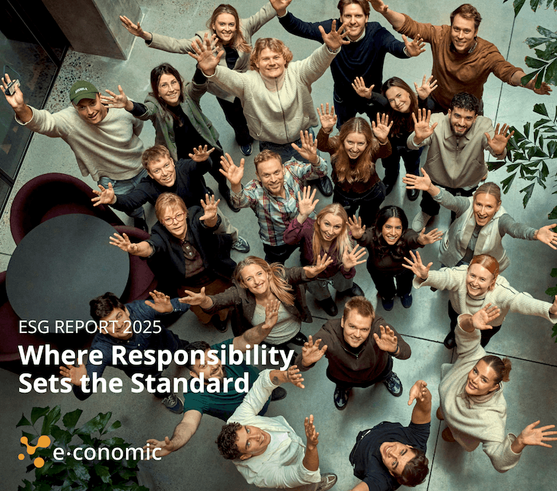 En masse mennesker står med hænderne over hovedet og kigger op i et kamera